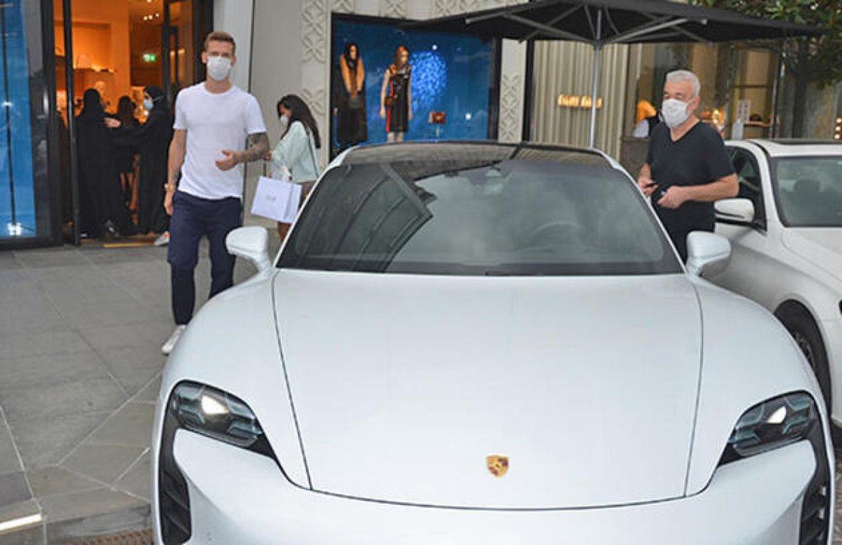 Serdar Aziz, yeni arabasını göstermedi