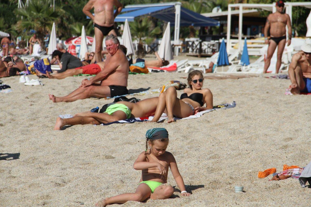Alanya'da güneşli havayı fırsat bilenler plajlara akın etti