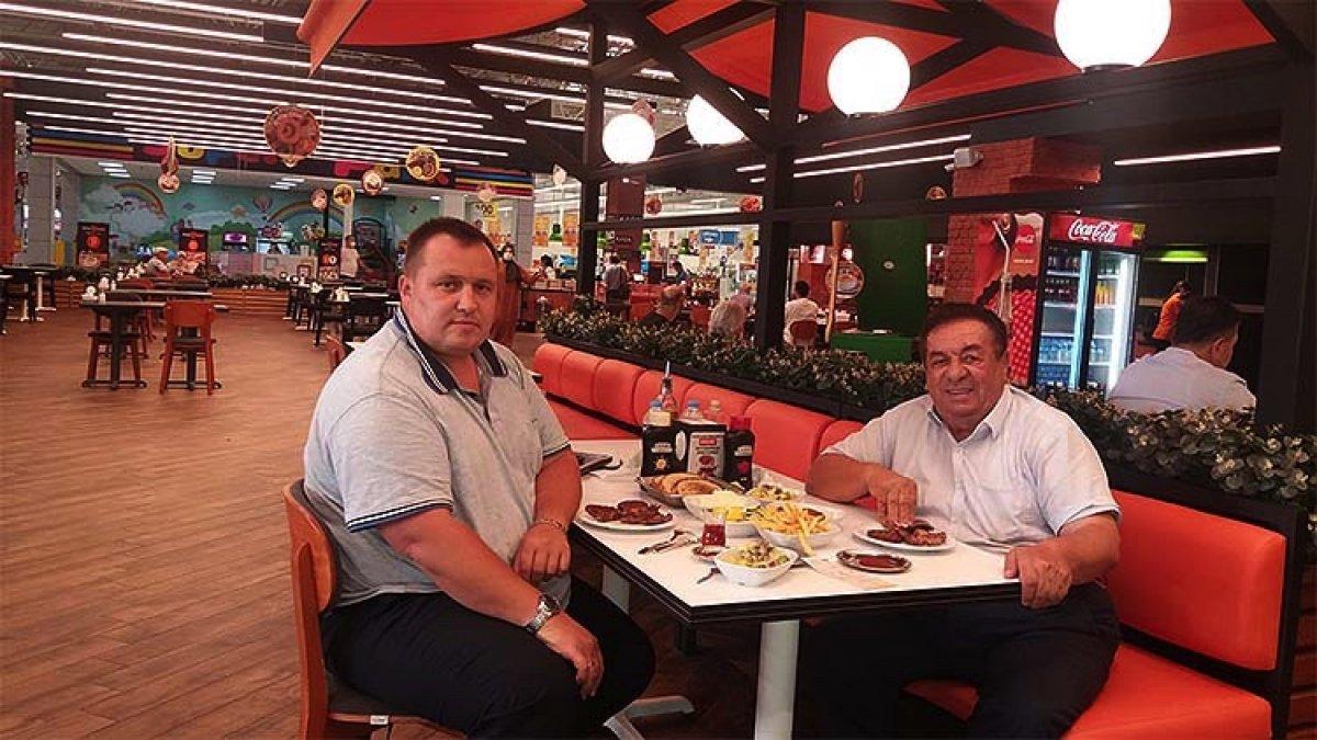 Antalya sahip çıktığı evsiz Rus çocuğa 28 yıldır baba oldu