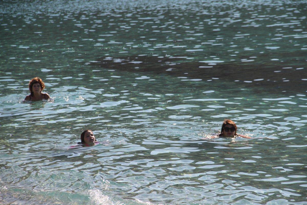 Alanya'da güneşli havayı fırsat bilenler plajlara akın etti