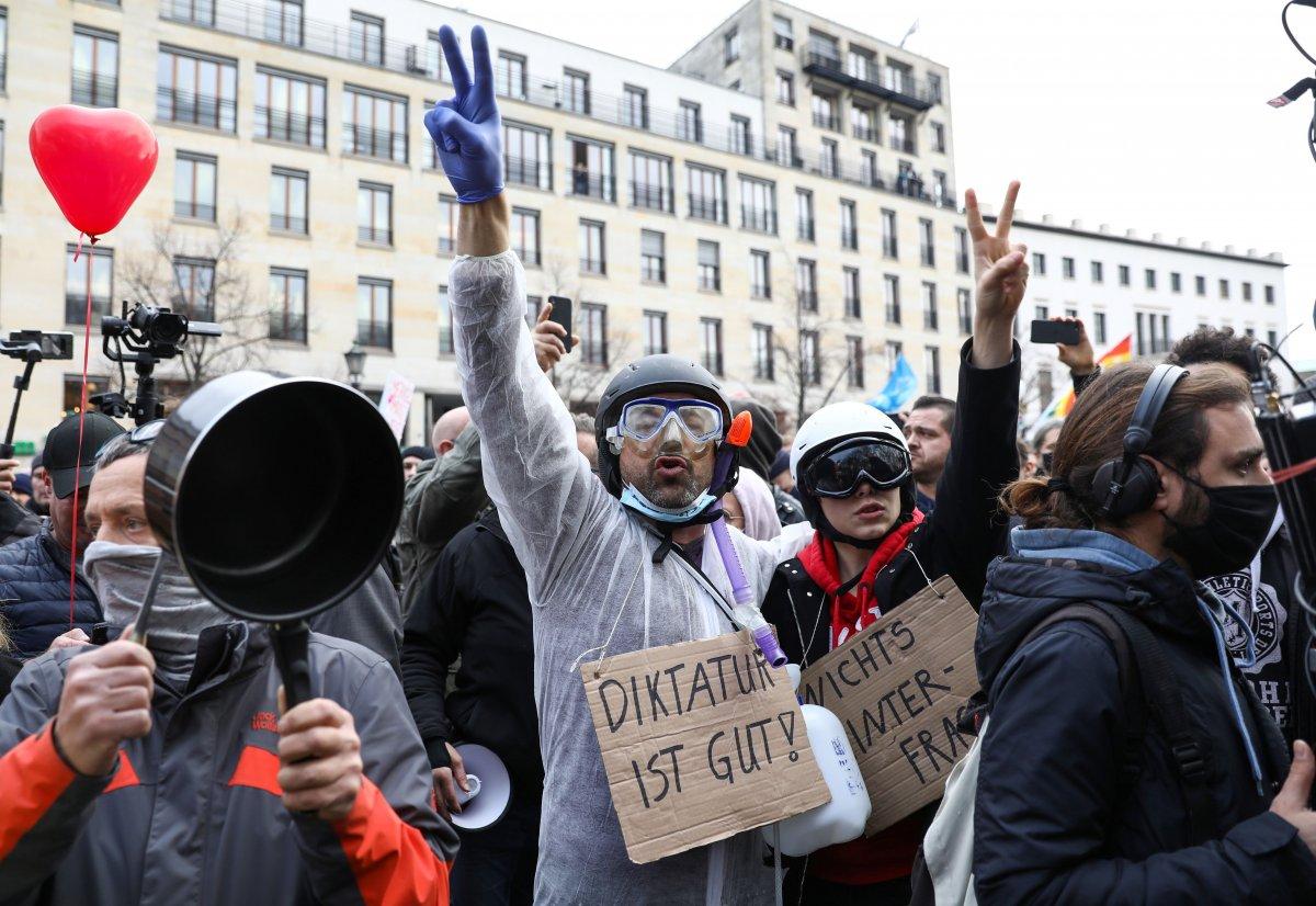 Almanya'da koronavirüs eylemi