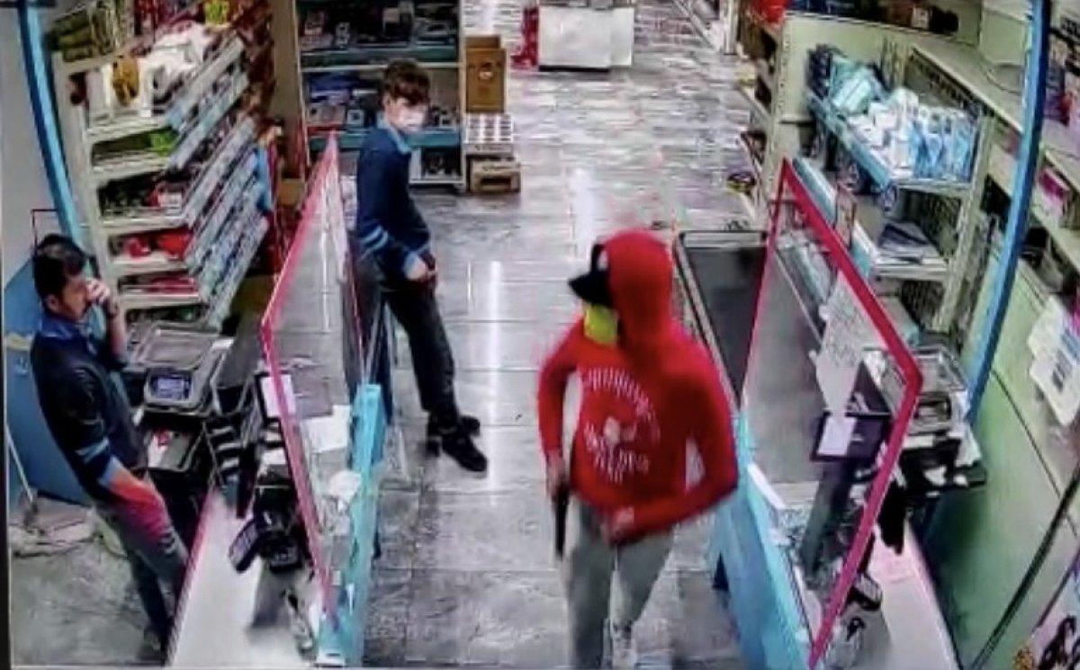 Esenyurt'ta marketlere, silahlı soyguncular girdi