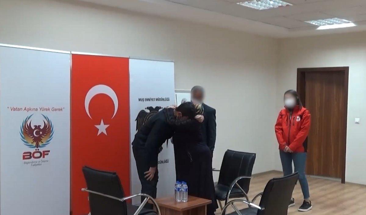 Muş'ta, ikna çalışmalarıyla teslim olan terörist ailesiyle buluştu