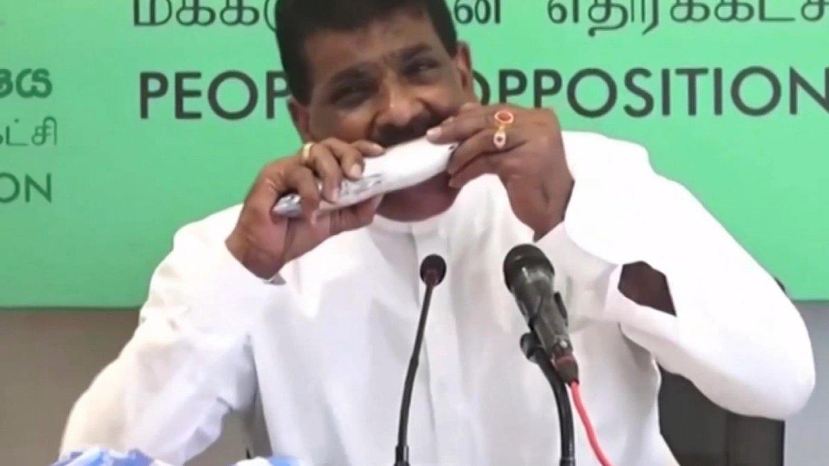 Sri Lanka’da eski bakan canlı yayında çiğ balık yedi