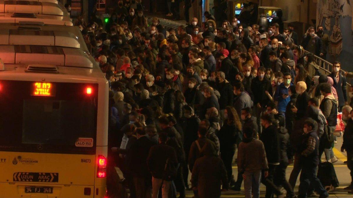 Zincirlikuyu metrobüs durağında korkutan kalabalık