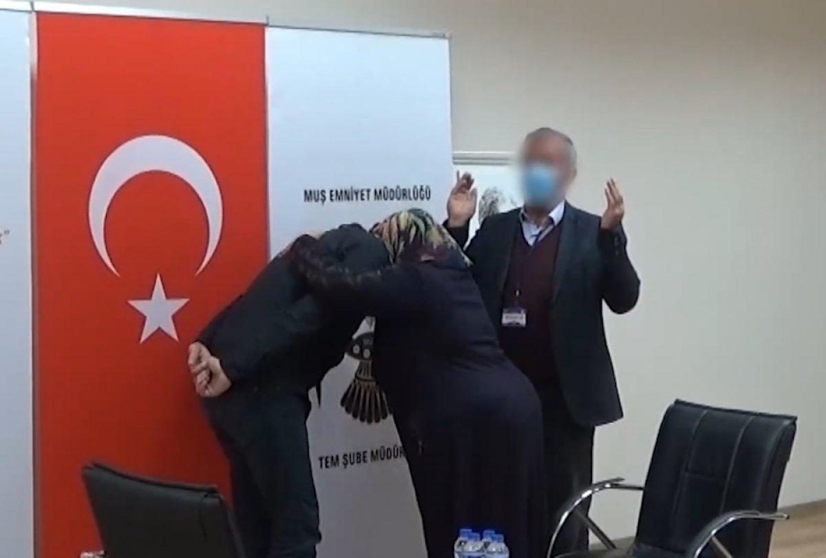 Muş'ta, ikna çalışmalarıyla teslim olan terörist ailesiyle buluştu