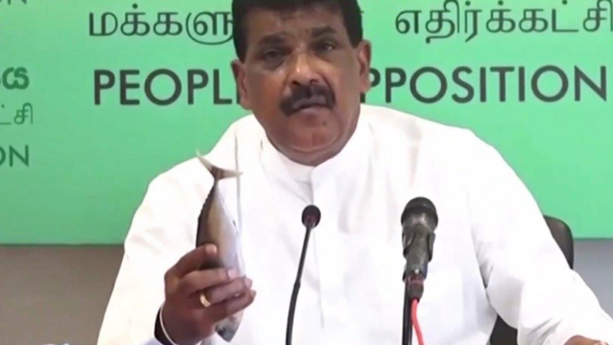 Sri Lanka’da eski bakan canlı yayında çiğ balık yedi