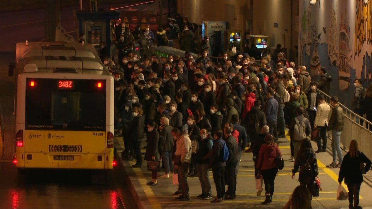 Zincirlikuyu metrobüs durağında korkutan kalabalık