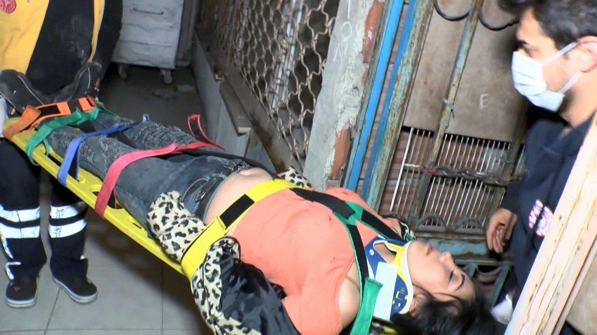 Ataşehir'de cezadan kaçan 2 kişi merdivenden düştü