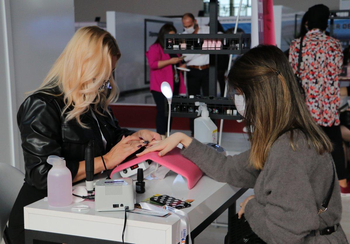 CHP'li Adana Belediyesi'nin sahra hastanesi güzellik fuarı oldu