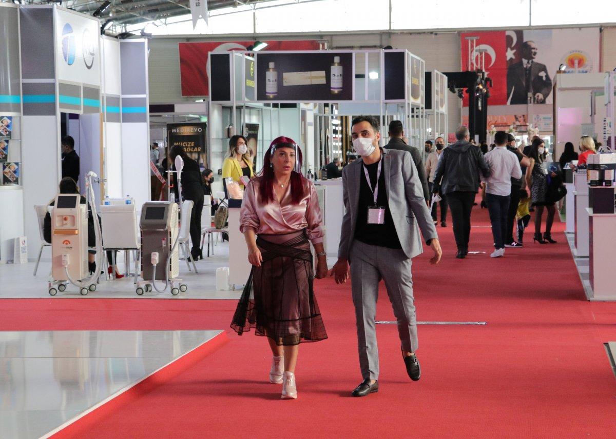 CHP'li Adana Belediyesi'nin sahra hastanesi güzellik fuarı oldu