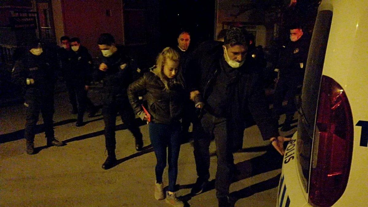 Karabük’te tartıştığı eşini sırtından bıçakladı