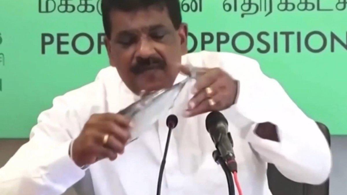 Sri Lanka’da eski bakan canlı yayında çiğ balık yedi