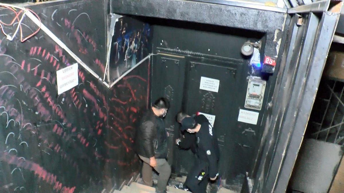 Ataşehir'de cezadan kaçan 2 kişi merdivenden düştü