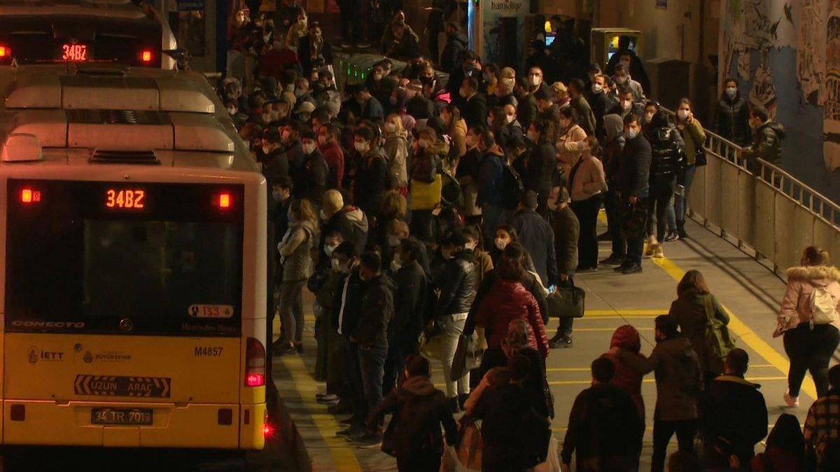 Zincirlikuyu metrobüs durağında korkutan kalabalık