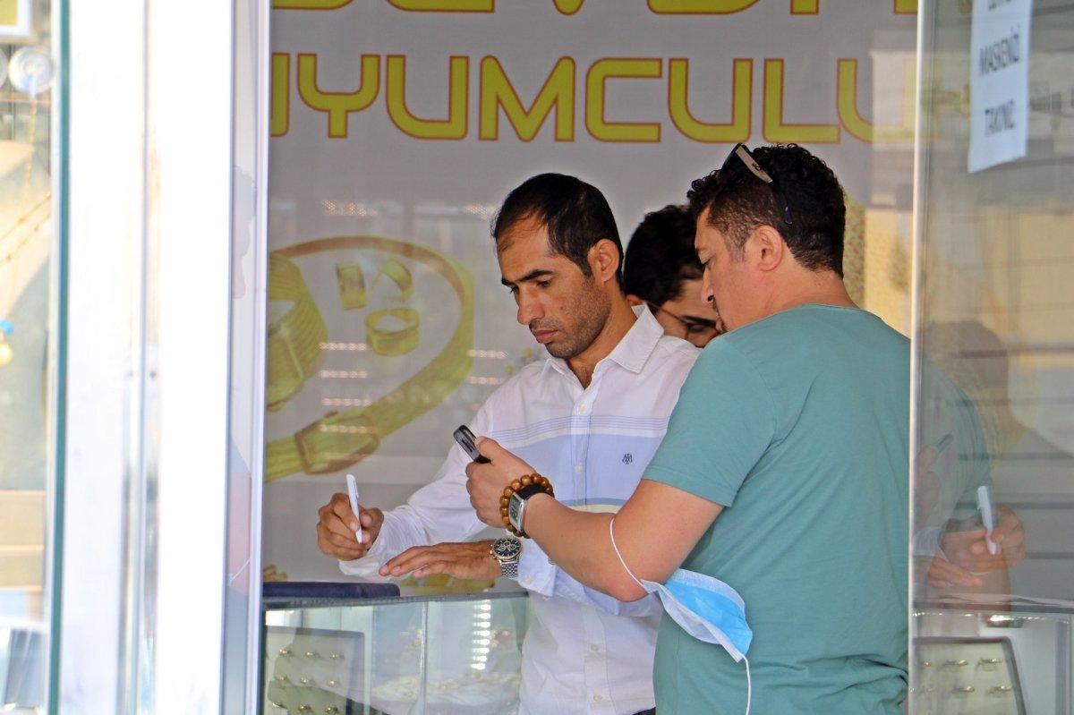Antalya'da bir yıl içinde iki kez soyulan kuyumcu: Üçüncüsü olursa kafayı yiyeceğim