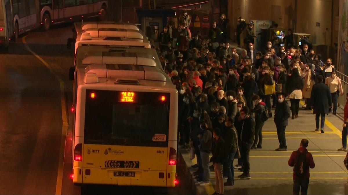 Zincirlikuyu metrobüs durağında korkutan kalabalık