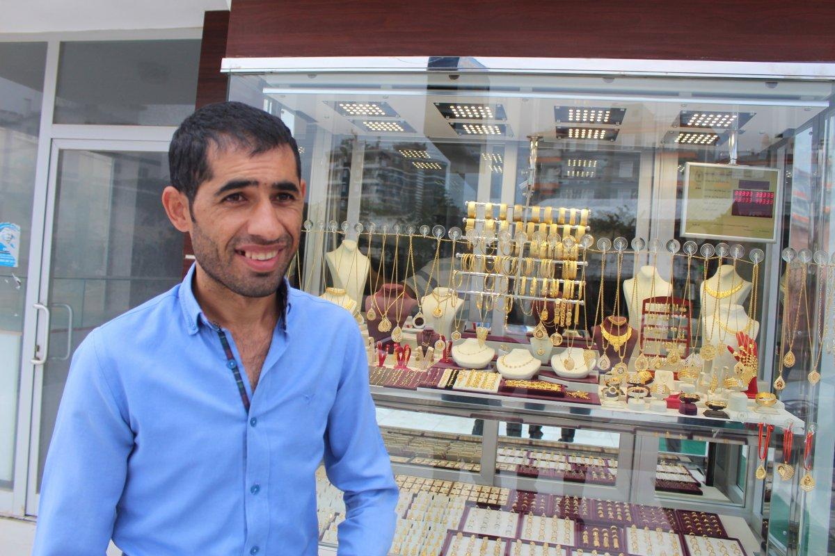 Antalya'da bir yıl içinde iki kez soyulan kuyumcu: Üçüncüsü olursa kafayı yiyeceğim
