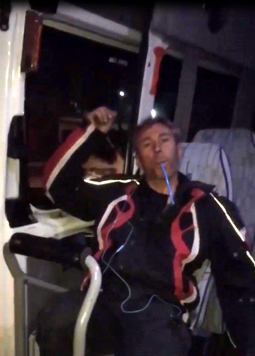 Antalya'da minibüse binip, pipetle bira içti