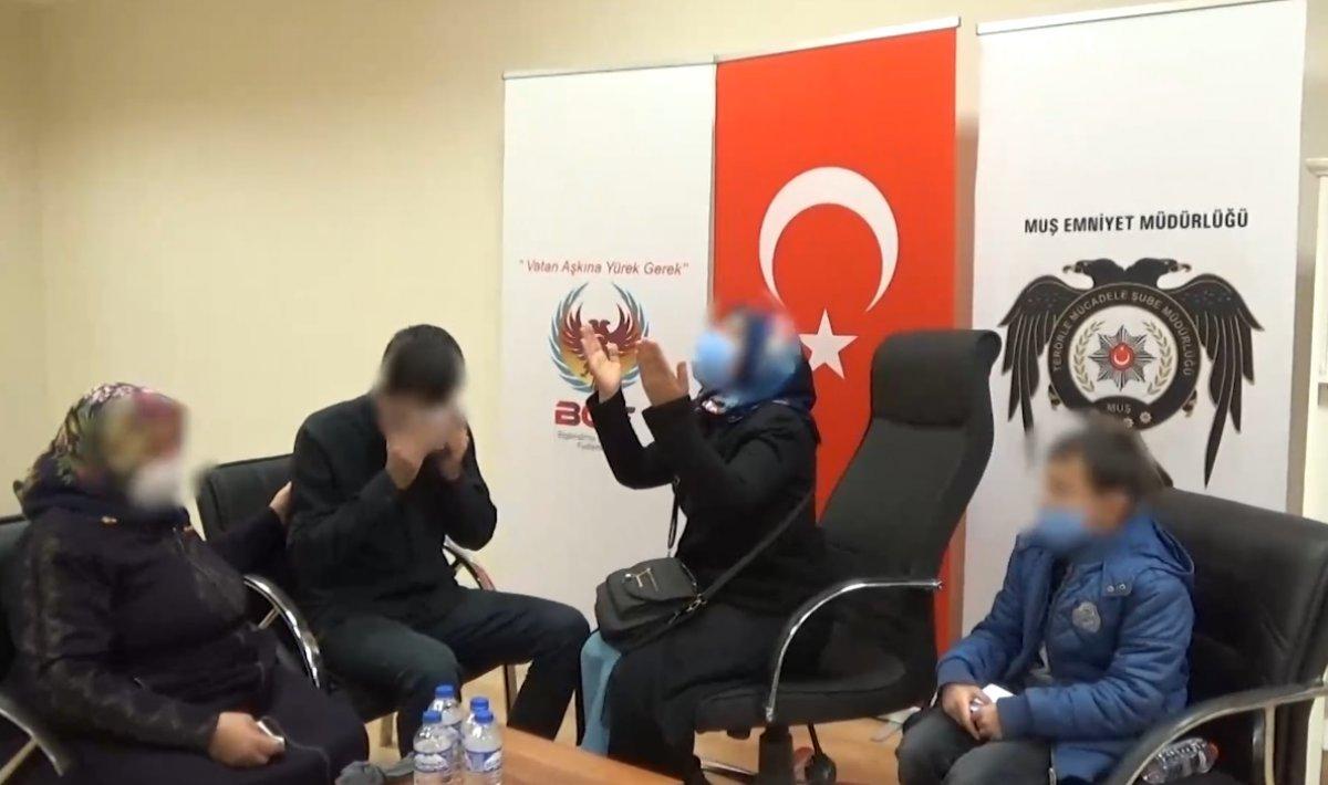 Muş'ta, ikna çalışmalarıyla teslim olan terörist ailesiyle buluştu