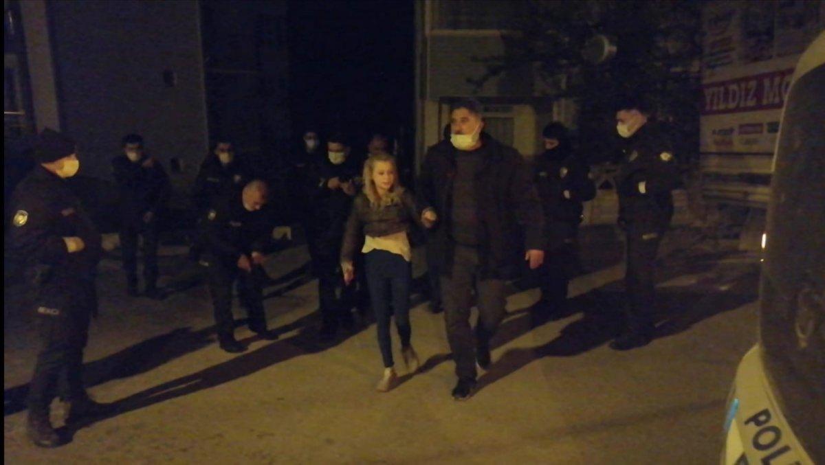 Karabük’te tartıştığı eşini sırtından bıçakladı