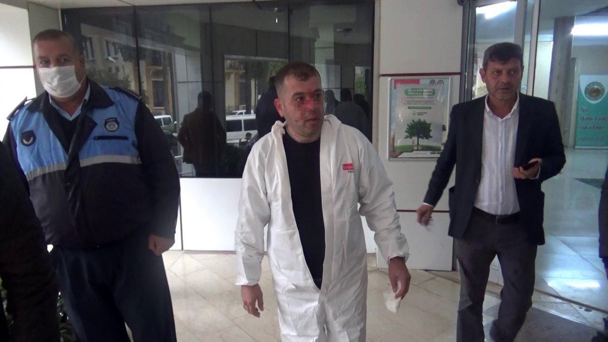 Hatay’da vaka almaya giden ambulans şoförünü yolda darbettiler