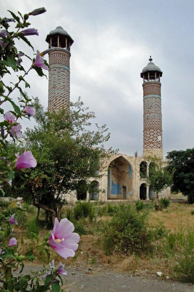 Azerbaycan ordusu 27 yıldır işgal altında bulunan Ağdam'a girdi