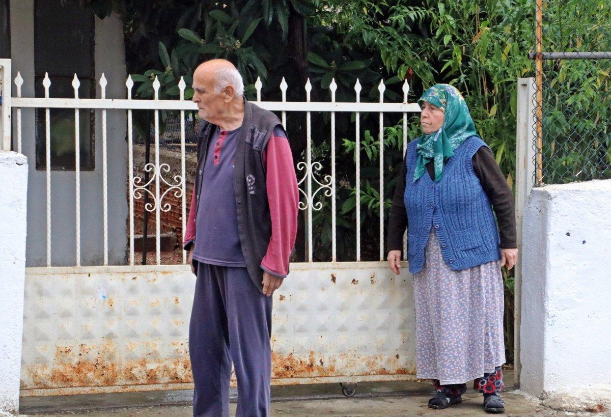 Antalya’da polisten kaçan sürücü, bahçe duvarına çarptı