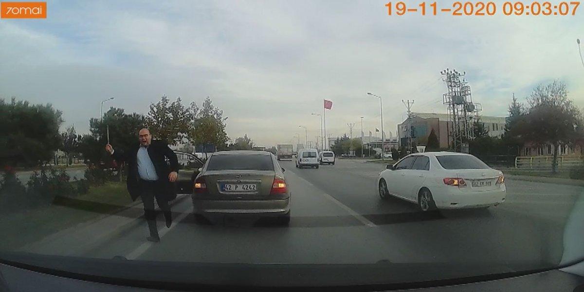 Konya'da trafikte yol verme tartışması kamerada