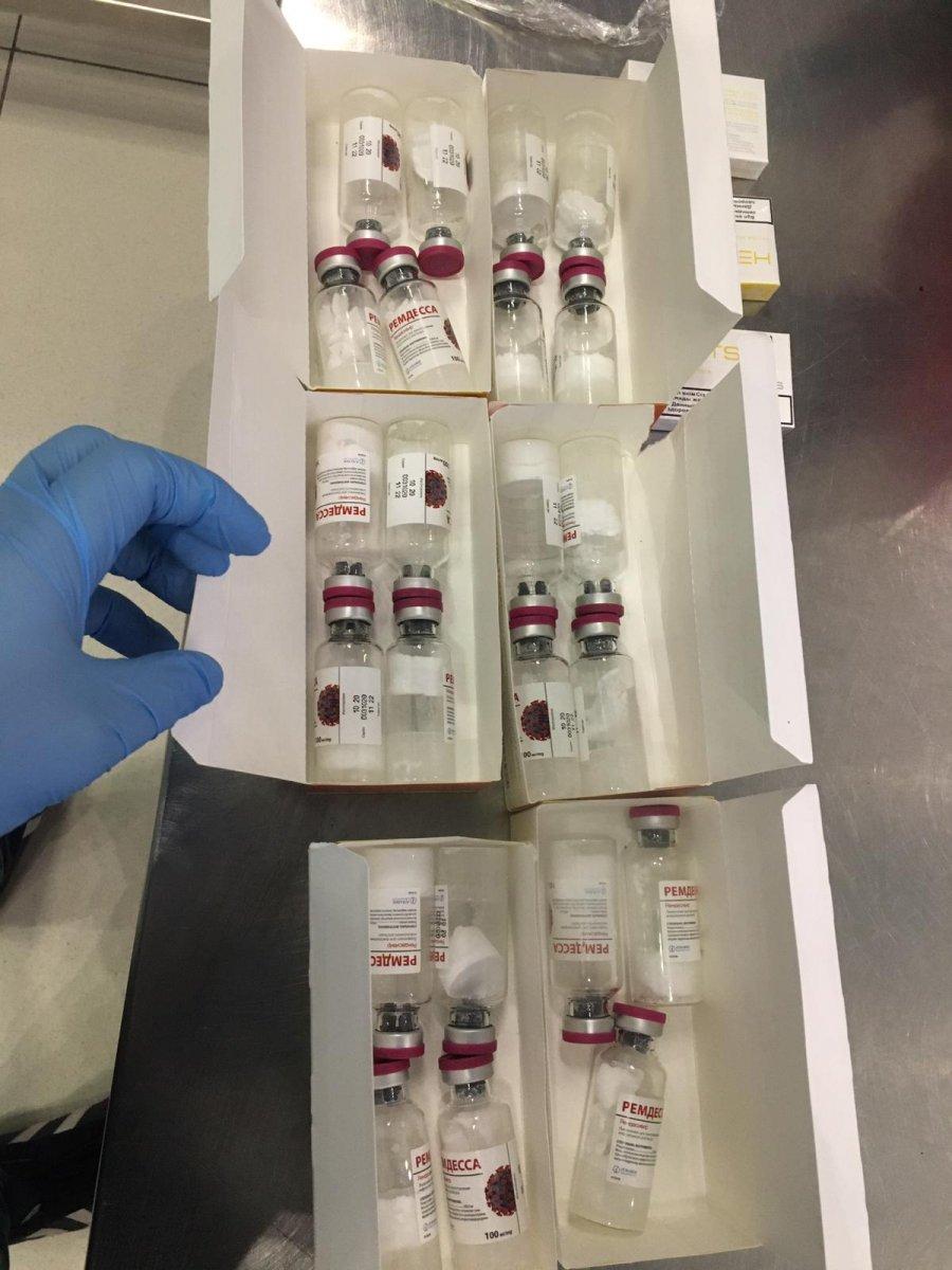 İstanbul Havalimanı'nda, iki yolcuda kaçak koronavirüs ilacı ele geçirildi