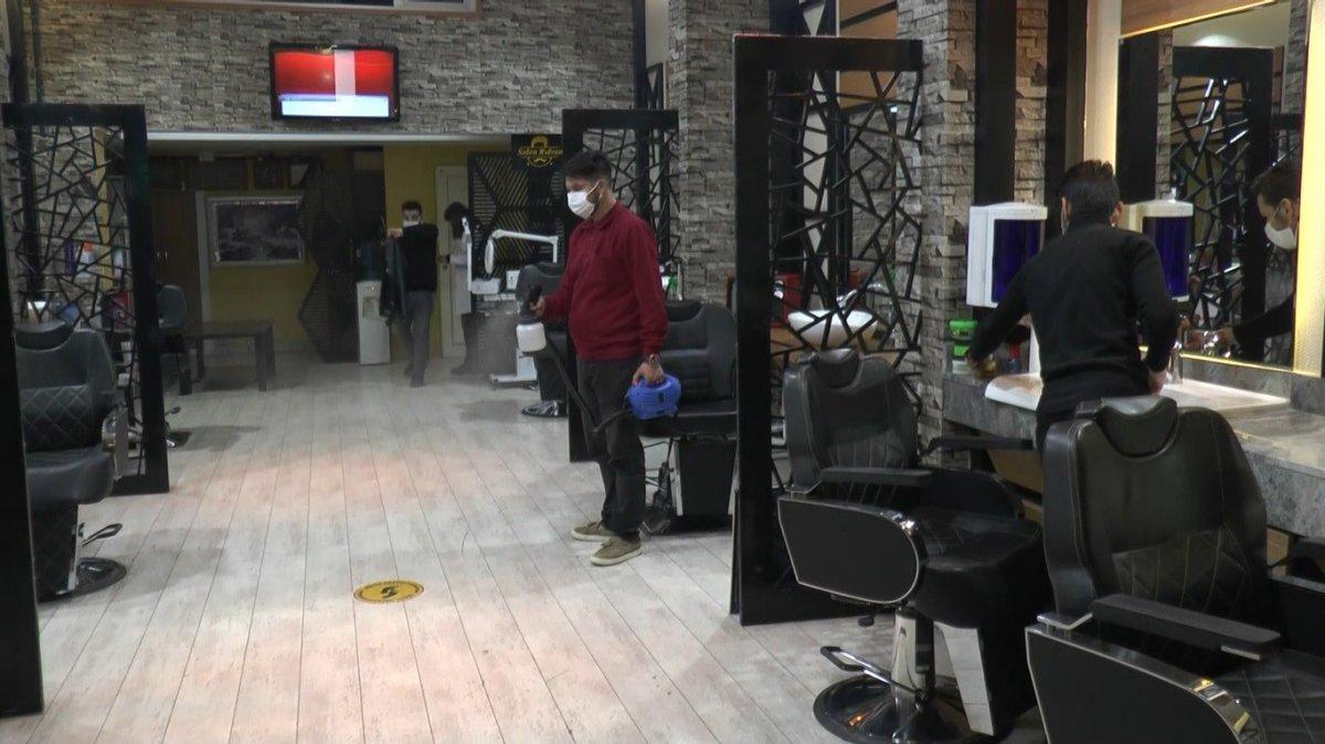 Gaziantep'te yasağa uyan berberler 20.00'da iş yerlerini kapattı