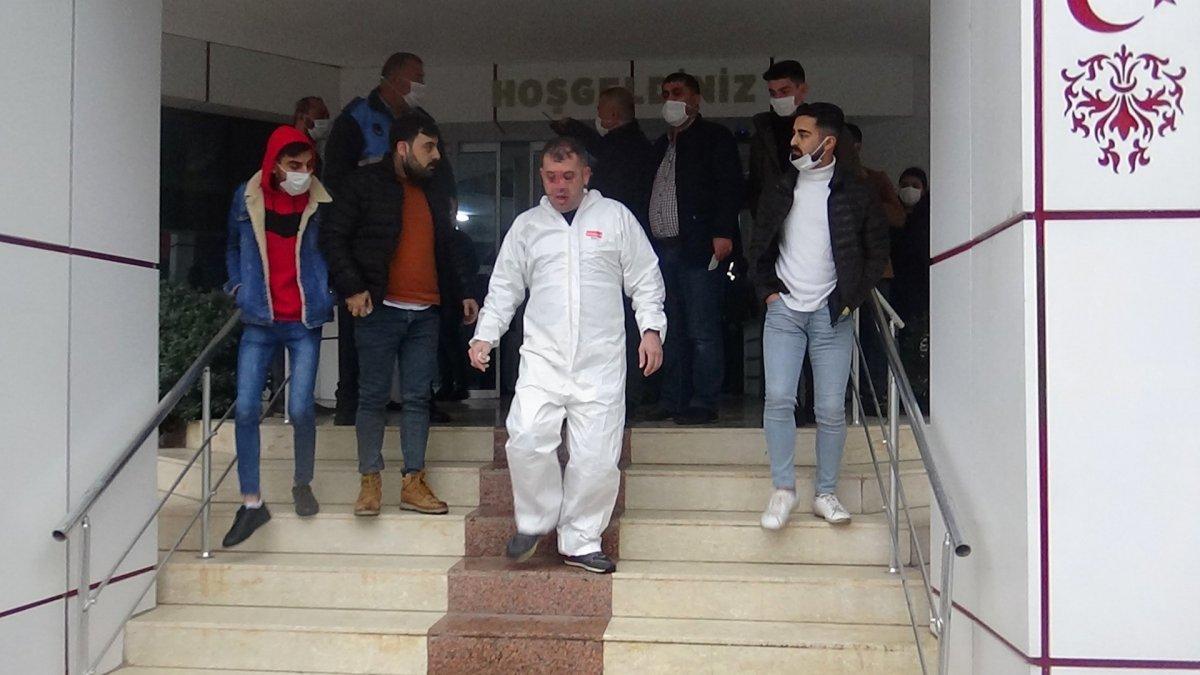Hatay’da vaka almaya giden ambulans şoförünü yolda darbettiler