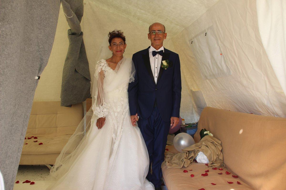 İzmir'de depremzede çift, çadır kentte evlendi