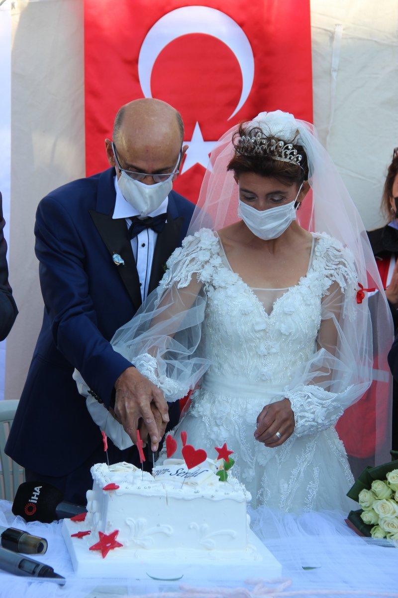 İzmir'de depremzede çift, çadır kentte evlendi