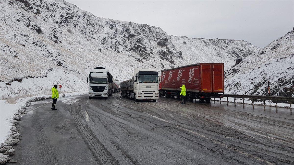 Erzincan-Sivas kara yolunda ulaşıma kar ve sis engeli