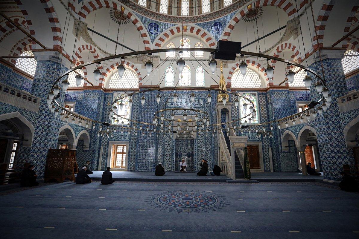 Restorasyonu tamamlanan Rüstem Paşa Camisi, ibadete açıldı