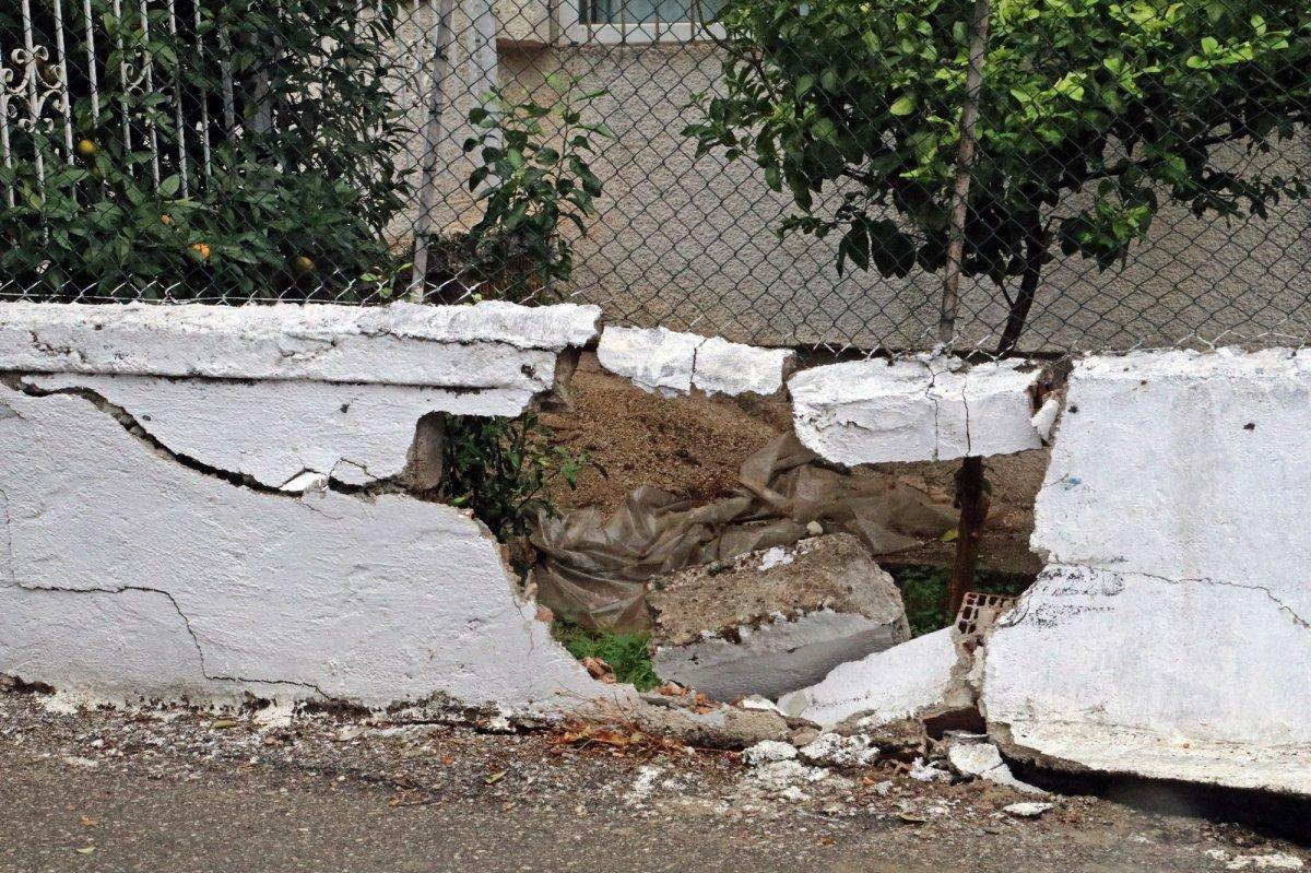 Antalya’da polisten kaçan sürücü, bahçe duvarına çarptı