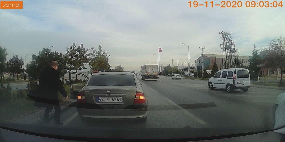 Konya'da trafikte yol verme tartışması kamerada