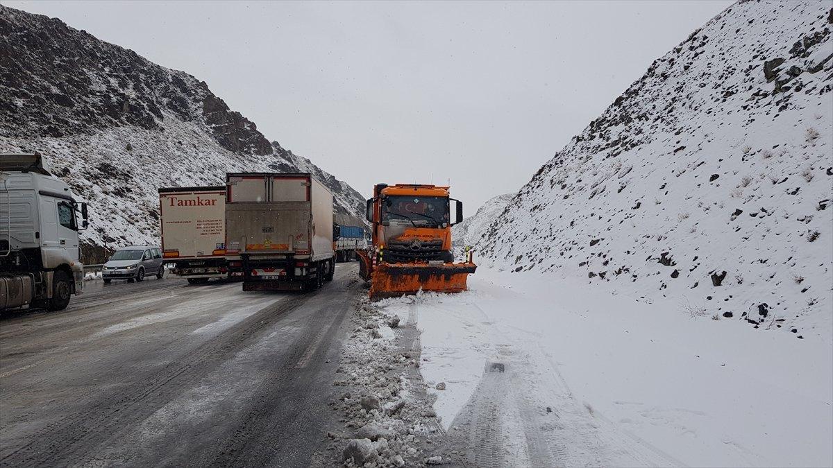 Erzincan-Sivas kara yolunda ulaşıma kar ve sis engeli