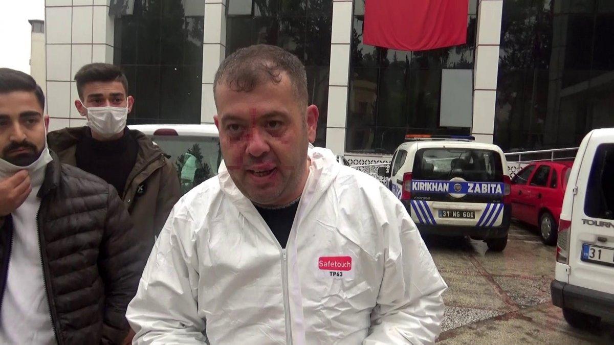 Hatay’da vaka almaya giden ambulans şoförünü yolda darbettiler