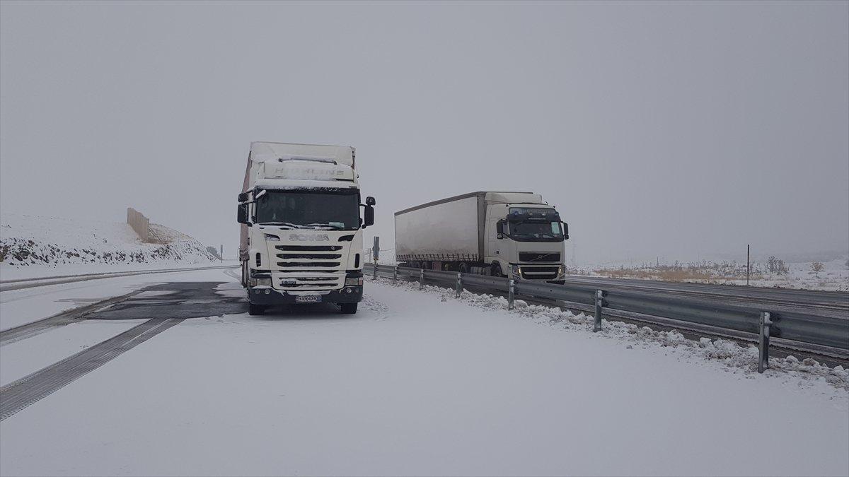 Erzincan-Sivas kara yolunda ulaşıma kar ve sis engeli