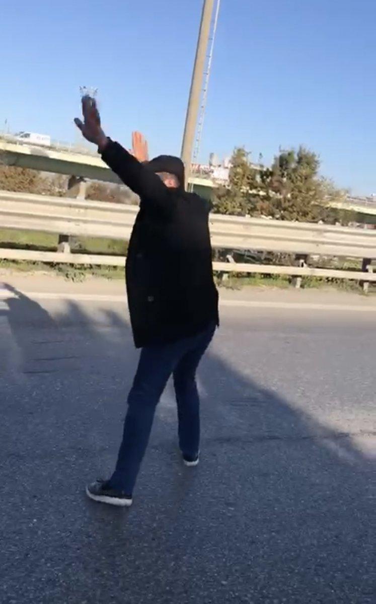 Ataşehir'de yerde yatan yaralı güvercini böyle kurtardı