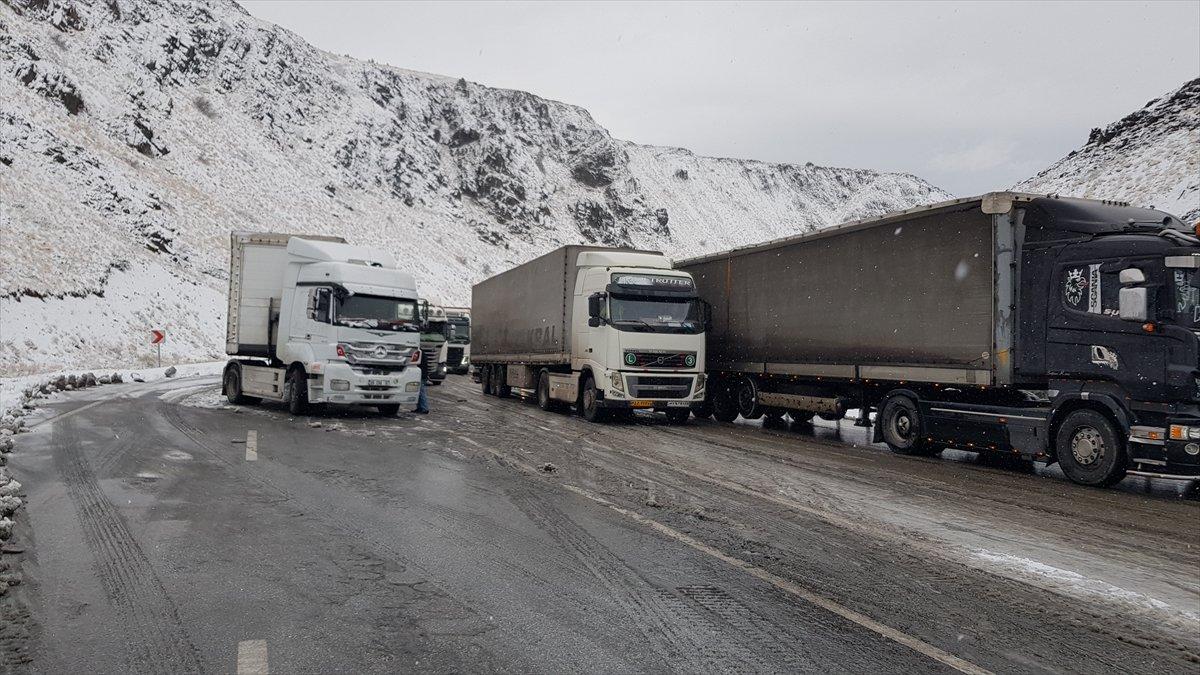 Erzincan-Sivas kara yolunda ulaşıma kar ve sis engeli