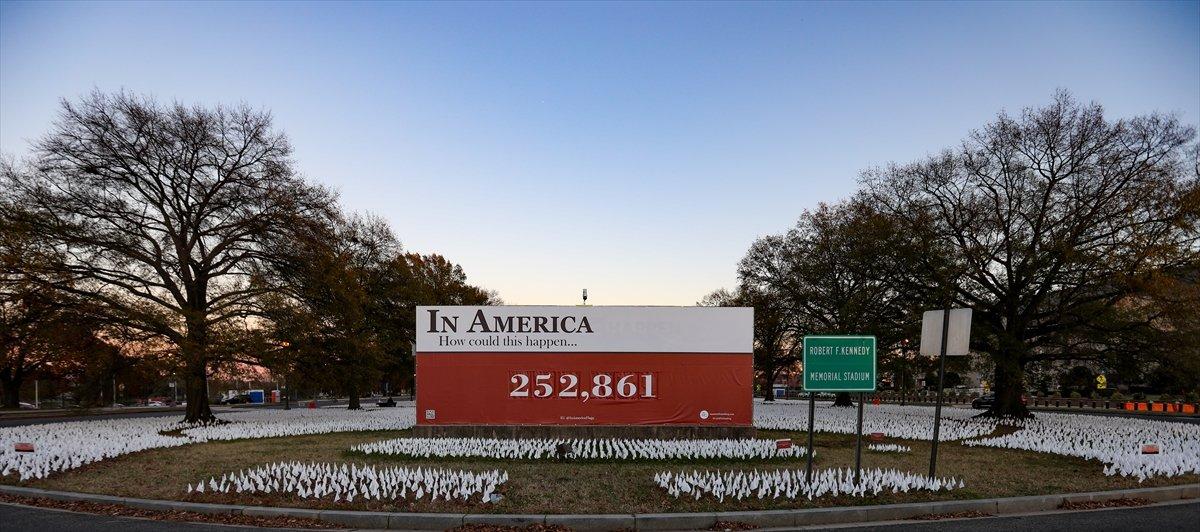 ABD'de koronavirüsten ölenler için beyaz bayraklar dikildi