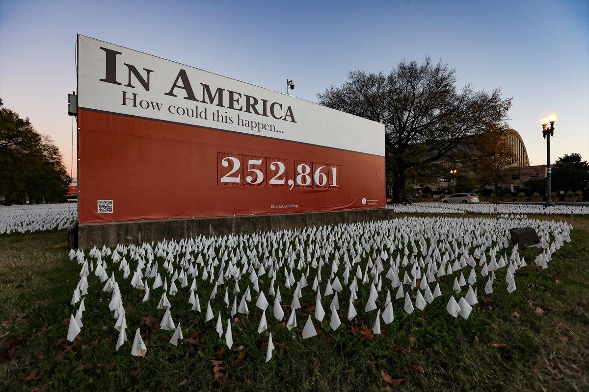 ABD'de koronavirüsten ölenler için beyaz bayraklar dikildi