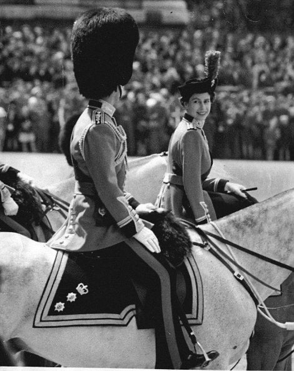 İngiltere Kraliçesi 2. Elizabeth'in evliliğinin 73. yılı, karantinada geçti