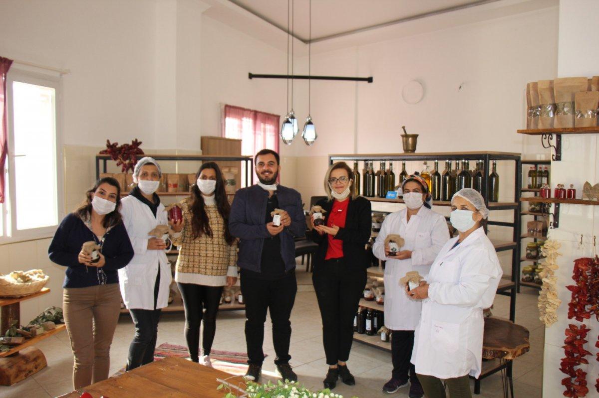 Hatay'da kadınlar acı biberden reçel üretiyor