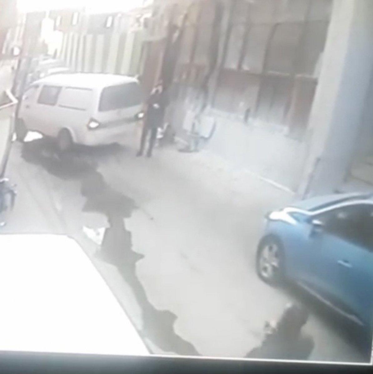 Bursa'da geri manevra yapan minibüs adama çarptı