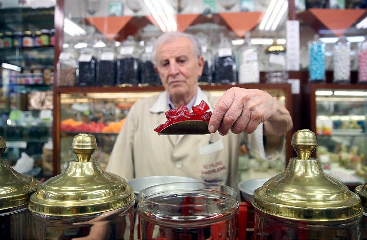 Beyoğlu'nun 2 asırlık şekerci dükkanını işletiyor