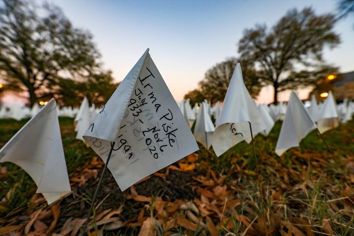 ABD'de koronavirüsten ölenler için beyaz bayraklar dikildi